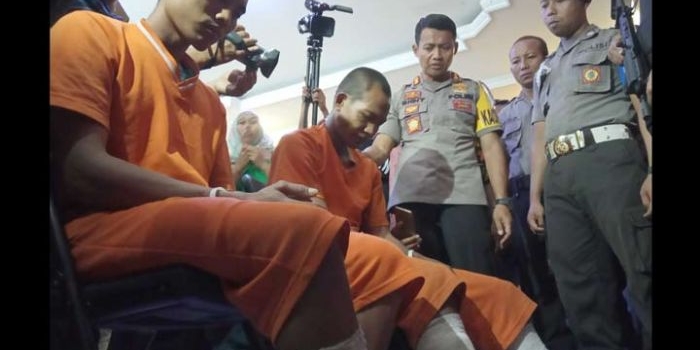 Dua pelaku begal dengan kondisi kaki ditembak. foto: SOFFAN SOFFA/BANGSAONLINE 