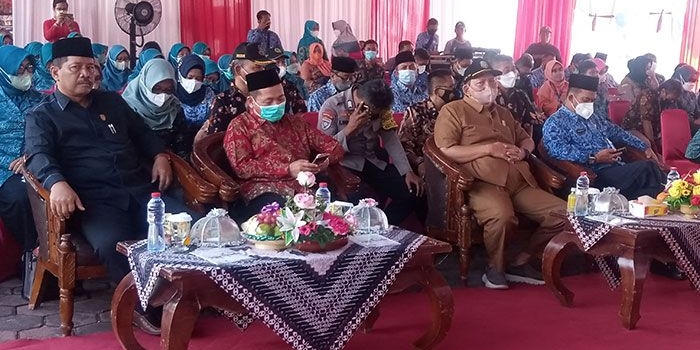 Wali Kota Madiun, Maidi, saat bersama peserta dan anggota tim penilai lapang lomba Desa/Kelurahan dan Pelaksana Terbaik 10 Program Pokok PKK.