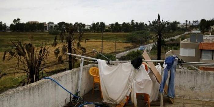 Sebuah toilet darurat terlihat di atas sebuah hotel sepi, digunakan ratusan migran dui penampungan sementara, di pulau Kos, Yunani, 27 Mei 2015.
Reuters / Yannis Behrakis
