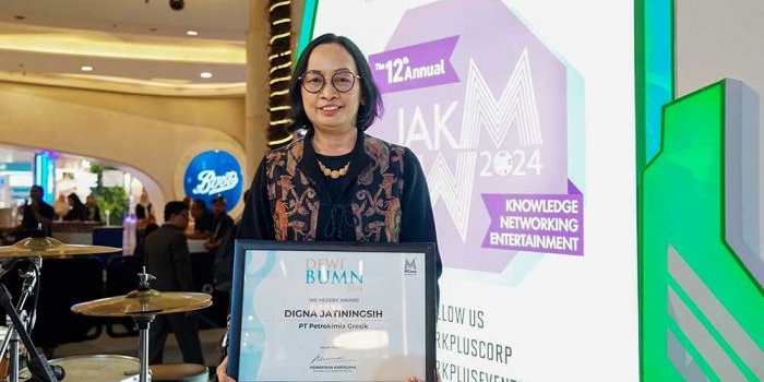 Direktur Operasi & Produksi Petrokimia Gresik, Digna Jatiningsih, usai menerima penghargaan Dewi BUMN 2024 di Jakarta.
