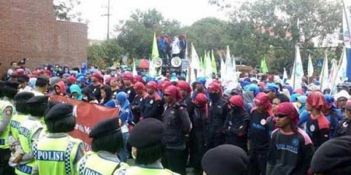 Ratusan buruh di Jombang saat demo menuntut UMK Rp 3,3 Juta. foto: rony suhartomo/BANGSAONLINE