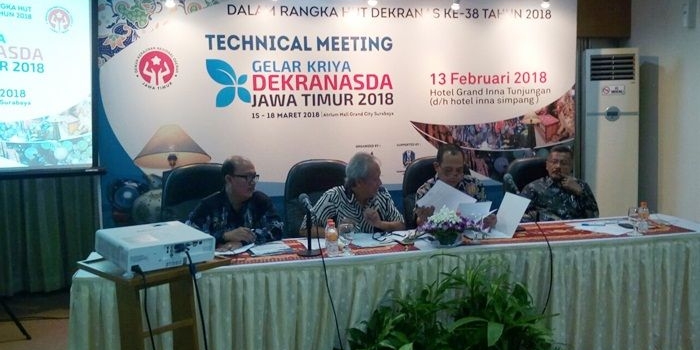 Sekretaris Dekranasda Jatim Aris Mukiyono ditemani Direktur Utama PT Debindo Mitra Tama Dadan Kushendarman saat technical meeting di Hotel Grand Inna Simpang, Selasa (13/2) kemarin. Foto: YUDI A/BANGSAONLINE