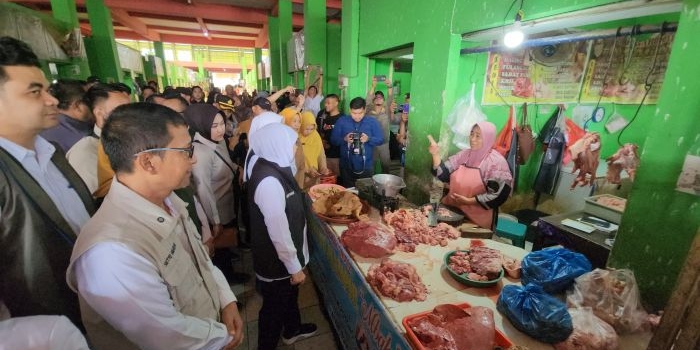 Khofifah Indar Parawansa turun langsung memantau harga bahan pokok di Pasar Kota Baru Bojonegoro atau Pasar Banjarejo, Kecamatan Bojonegoro, Senin (25/5/2026).