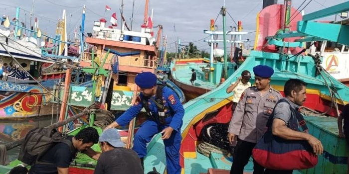 kapal-nelayan-di-lamongan-terguling-dan-tenggelam-akibat-dihantam-ombak-4-kru-selamat