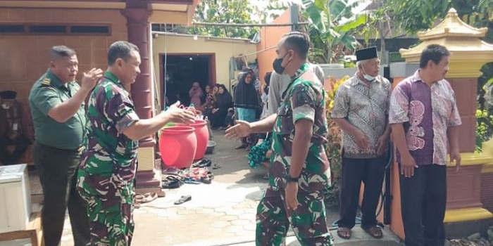 Komandan Kodim Ngawi, Letkol Inf Adi Wirawan, saat takziah dirumah duka anggotanya.