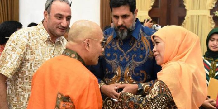 Gubernur Khofifah membeberkan potensi investasi Jawa Timur di depan 115 investor dalam acara Gala Dinner Annual Economic Gathering of Indonesia (AEGIS) 2019 di Gedung Negara Grahadi Surabaya, Sabtu (12/10) malam. foto: ist.