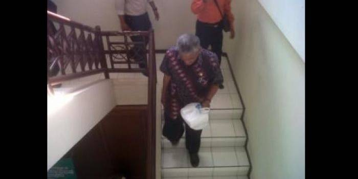 BERGEGAS - Plt Kepala KKP Nganjuk, Istanto Winoto saat keluar dari ruang pemeriksaan Pidsus Kejari Nganjuk, kemarin. foto: Soewandito/BangsaOnline.com