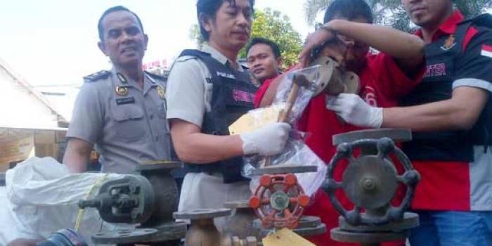 Sumiran (dua dari kanan), menunjukkan barang bukti berupa kran besi yang dicurinya. (foto: rusmiyanto/BANGSAONLINE)