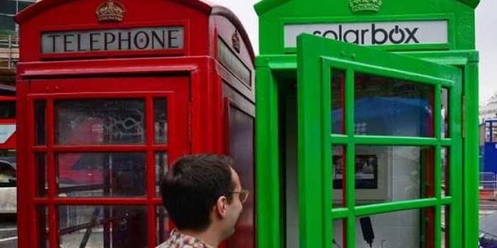 warna cerah, dan mengandalkan solar cell, bisa menjadikan kox telepon umum jadi tempat ngecas ponsel. foto:repro bbc