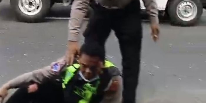 hindari-razia-mobil-bak-terbuka-tabrak-anggota-satlantas-polres-blitar