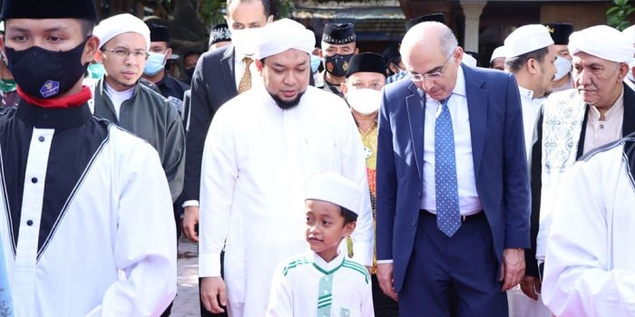 Duta Besar Mesir, Ashraf Sulton, disambut KH R Ahmad Azaim Ibrahimy saat berkunjung ke Pondok Pesantren Sukorejo, Situbondo.