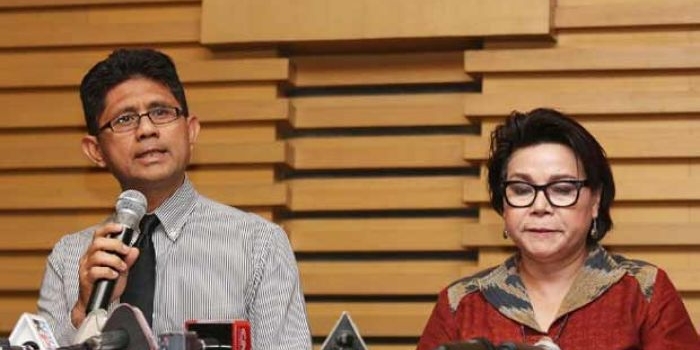Laode M Syarif (kiri) saat memberika keterangan pers di KPK.