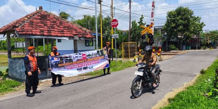 kai-daop-7-madiun-gencarkan-sosialisasi-di-perlintasan-keselamatan-usai-lebaran-tetap-prioritas