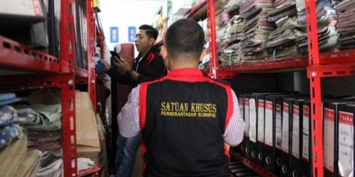 Tim Penyidik Kejari Kabupaten Blitar saat melakukan penggeledahan di Kantor PDAM Tirta Penataran.