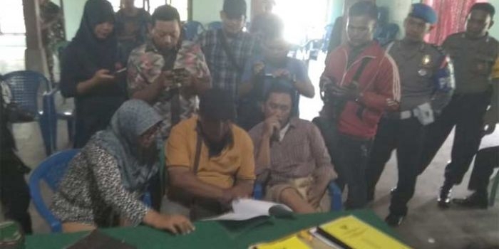 Puluhan warga yang protes saat ditunjukkan berkas persyaratan pengangkatan panitia pengisian perangkat desa.