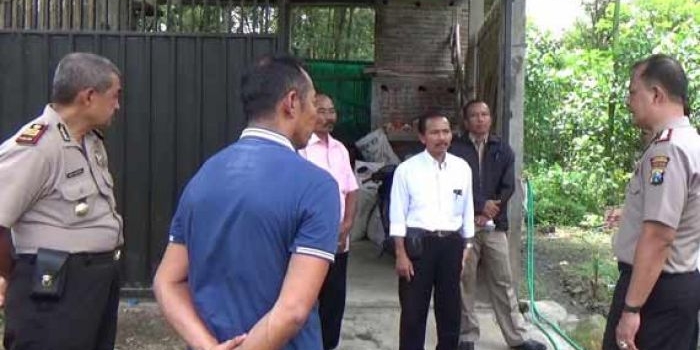 Kapolres Ponorogo AKBP Harun Yuni Aprin memimpin mediasi antara pemilik kandang dan warga yang protes.