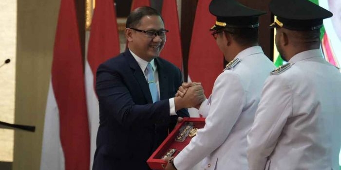 Aries Agung Paewai saat menerima cendera mata dari Wali Kota Batu, Nurochman.
