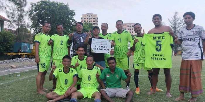 Juara Cup Mini Soccer PCNU Surabaya.