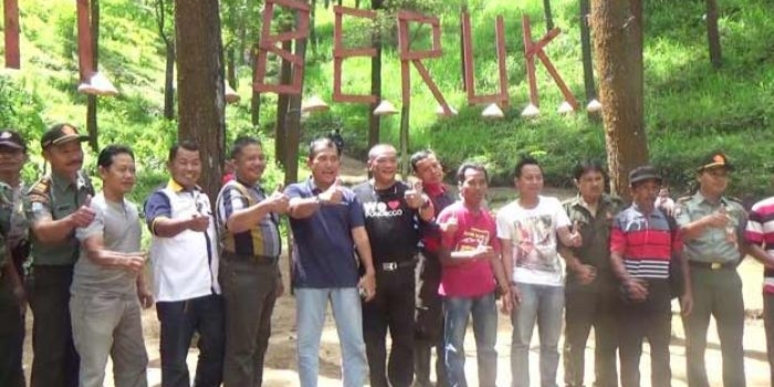 Para pemangku kepentingan berpose bersama di tempat wisata Gunung Beruk. foto: YAHYA/ BANGSAONLINE