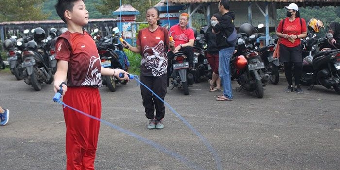 Atlet Wushu dari Jember saat berlatih dalam rangka menyambut Porprov Jatim 2022.