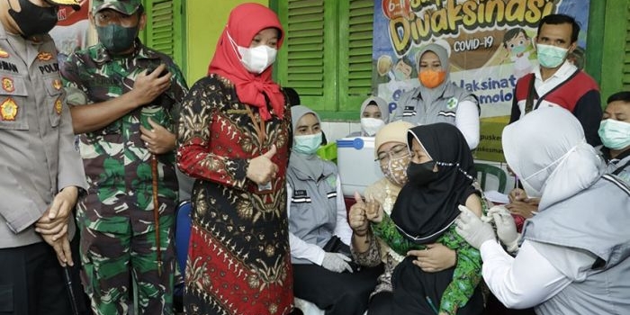 Wakil Bupati Sumenep, Dewi Khalifah, saat meninjau vaksinasi Covid-19 untuk anak-anak usia 6-11 tahun di SDN Marengan Daya I.