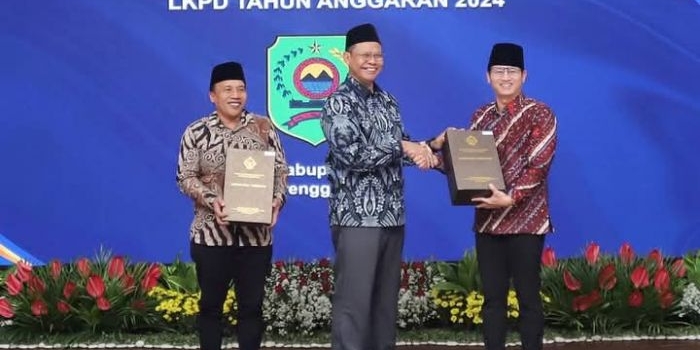 pertahankan-opini-wtp-bupati-dan-ketua-dprd-trenggalek-terima-lhp-keuangan-daerah