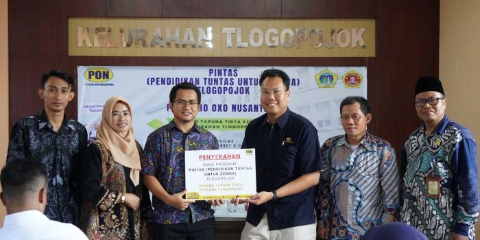 Perwakilan PT PON menyerahkan beasiswa  program Pintas kepada perwakilan warga Tlogoppjok. foto: ist.
