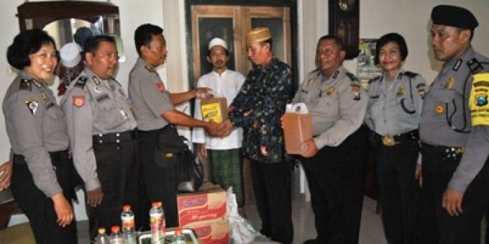 Kapolsek Jabon, AKP M.Mukari serahkan bantuan Polres Sidoarjo pada Ponpes Darul Huda, Desa Jemirahan, Jabon. foto: Agus HP/BangsaOnline.com
