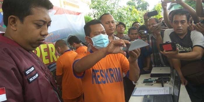 Kapolres Kediri AKBP Erick Hermawan didampingi Kasat Reskrim saat menunjukkan beberapa alat yang digunakan menyedot uang ATM milik nasabah. foto: ARIF K/ BANGSAONLINE