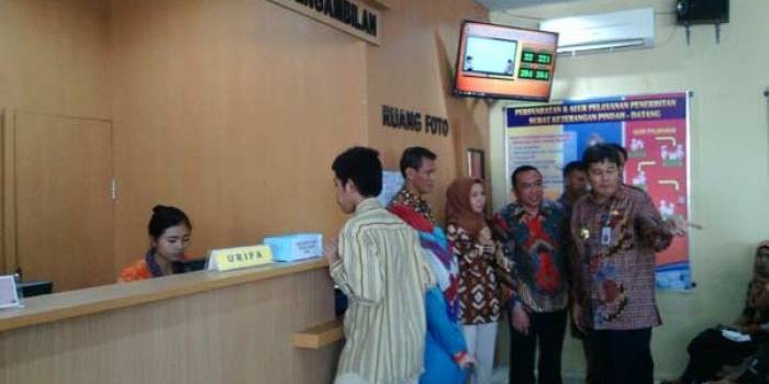 Pj Bupati Mojokerto saat di Kantor Dispenduk. foto: yudi eko purnomo/ BANGSAONLINE