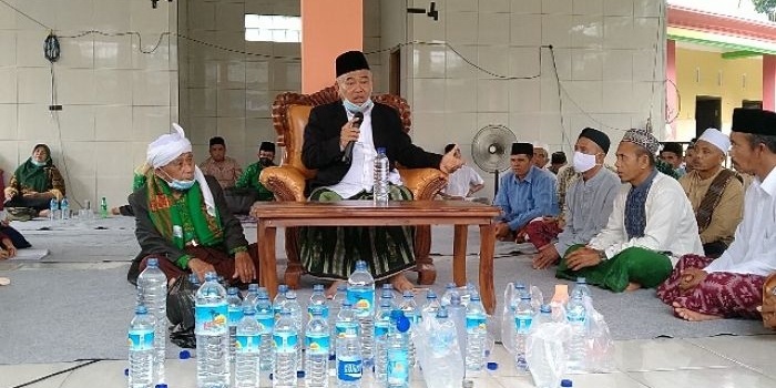 Prof. Dr. KH. Asep Saifuddin Chalim, M.A., saat memimpin istighatsah dan doa bersama di Pondok Pesantren Nurul Qomar di Dusun Pembuwun Desa Suwun Sejati Kecamatan Narmada Kabupaten Lombok Barat, Sabtu (13/3/2021). Tampak banyak botol terbuka berisi air sebagai washilah doa yang dipimpin Kiai Asep Saifuddin Chalim. foto: mma/ bangsaonline.com