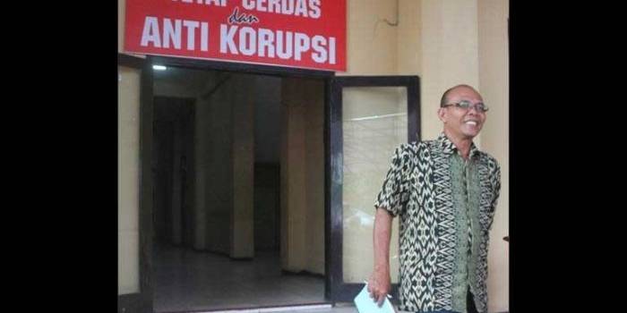 Salah seorang pegawai keluar usai dimintai keterangan KPK di Mapolres Nganjuk. foto: soewandito/ BANGSAONLINE