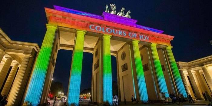 Panggung Kota
"Festival of Lights" di Berlin adalah pertunjukan instalasi seni cahaya paling tersohor di dunia. Jalanan, lapangan, lokasi dan tempat bersejarah berubah paras berkat warna-warni cahaya. 
