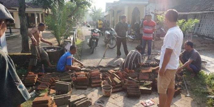 Warga membangun tembok pembatas antara desa Alang-Alang Caruban dan Desa Sidokerto untuk menghindari tawuran lebih parah. foto: RONY S/ BANGSAONLINE