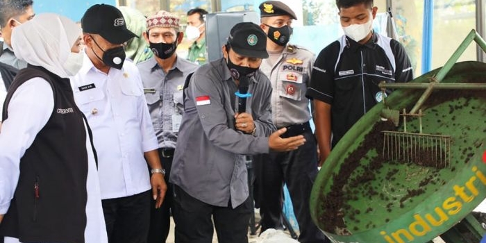 Gubernur Jawa Timur, Khofifah Indar Parawansa, saat meninjau produksi alat pengolahan pupuk di SMKN 1 Jenangan Ponorogo.
