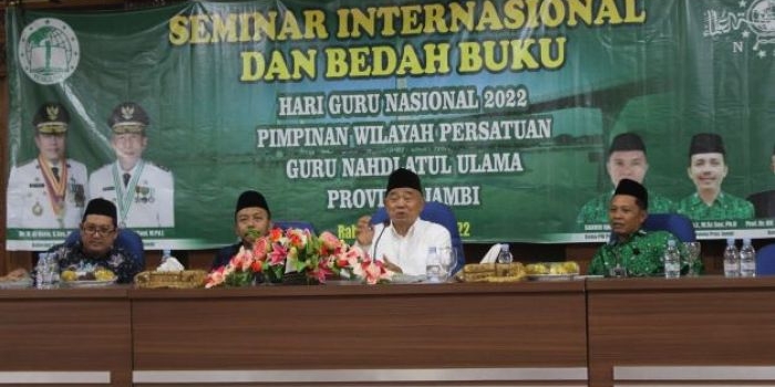 Para nara sumber bedah buku Kiai Miliarder Tapi Dermawan di Aula Kantor Kemenag Provinsi Jambi, Rabu (13/12/2022). Tampak dari kanan: Sahudi Ramli (moderator), Prof Dr KH Asep Saifuddin Chalim, MA, M Mas