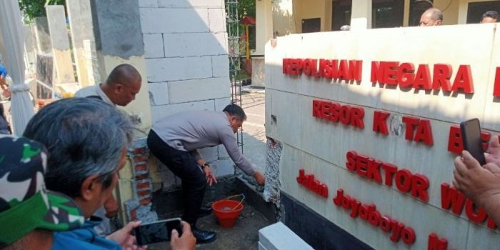warga-swadaya-bangun-pagar-polsek-wonokromo