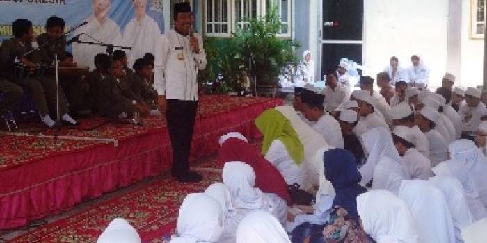 Wabup, Moh Qosim memberikan ceramah pada istighotsah di SDN I Sidokumpul. (syuhud/BANGSAONLINE)
