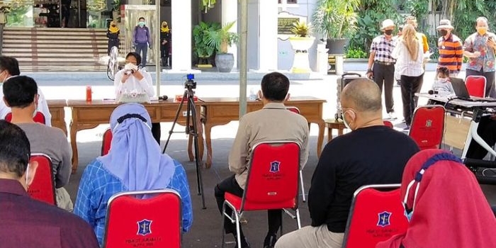 Wali Kota Risma saat memberikan pengarahan kepada Kepala OPD dan Camat di Balai Kota Surabaya, Kamis (10/9/2020). (foto: YUDI A/ BANGSAONLINE)