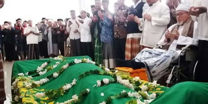 Jenazah KH Hasyim Muzadi disalati secara gelombang demi gelombang. foto: istimewa