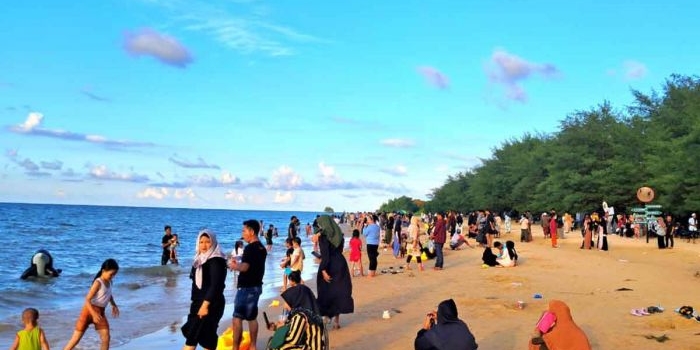 Pesona alam di Pantai Lon Malang Sampang.
