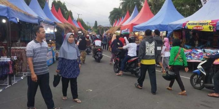  Pasar rakyat di seputar Alun-alun Trenggalek. foto: HERMAN/ BANGSAONLINE