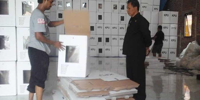Para petugas sedang merakit kotak suara.