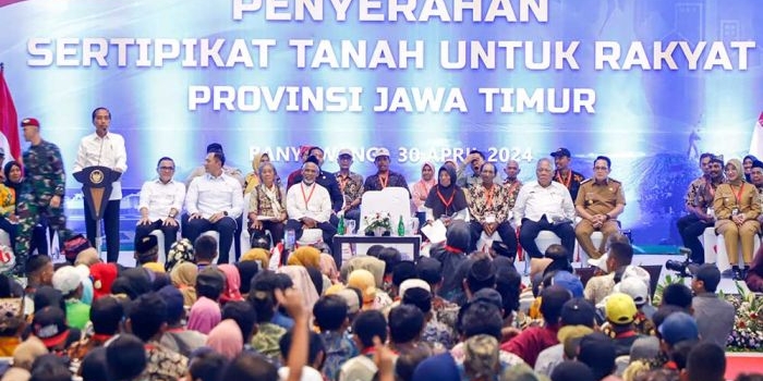 pj-gubernur-adhy-dampingi-presiden-ri-serahkan-10-323-sertifikat-tanah-elektronik-di-banyuwangi