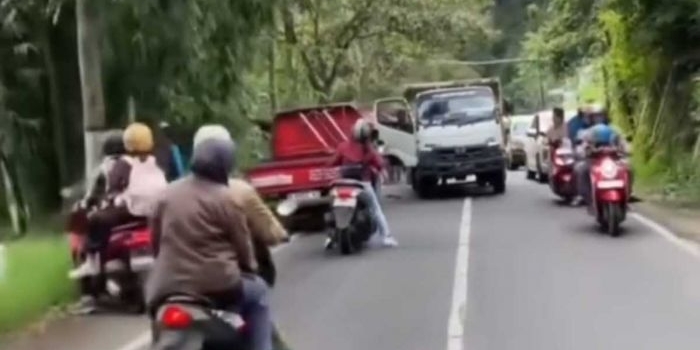 polisi-tangkap-sopir-truk-yang-aniaya-pengendara-di-jalan-raya-kedungrejo