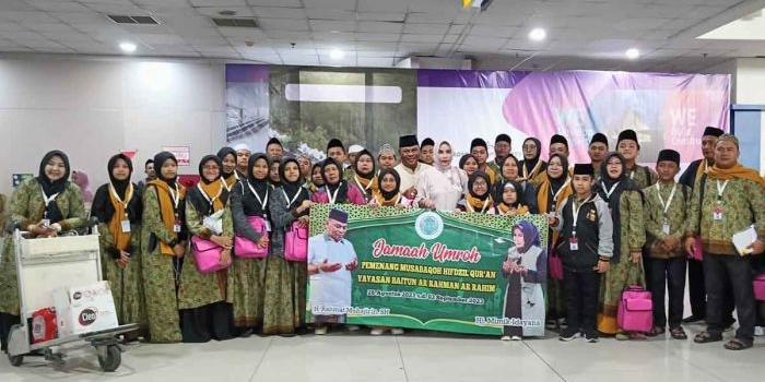Rahmat Muhajirin dan Mimik Idayana saat foto bersama 20 hafidz serta Hafidzah yang berangkat umroh. Foto: Ist