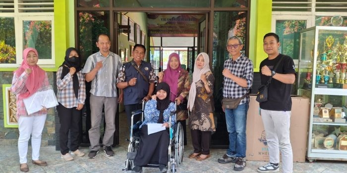 dinsos-jatim-serahkan-bantuan-kursi-roda-untuk-siswa-disabilitas-sman-2-kota-batu