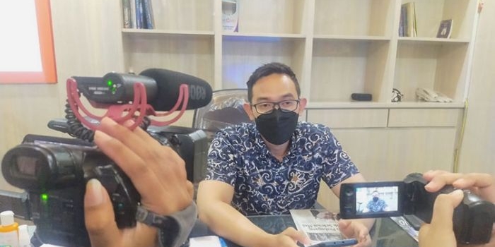 Kepala Bagian Hubungan Masyarakat Pemkot Surabaya Febriadhitya Prajatara di ruang kerjanya. (foto: ist)
