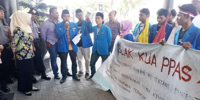 Belasan mahasiswa yang tergabung dalam Pergerakan Mahasiswa Islam Indonesia (PMII) Kabupaten Tuban melakukan aksi di depan Gedung Dewan Perwakilan Rakyat Daerah (DPRD) Kabupaten Tuban, Selasa (24/7).