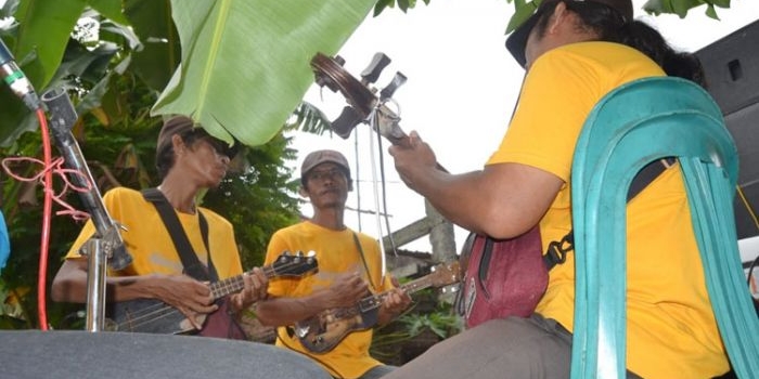 Anggota Paguyuban Seni dan Budaya saat memainkan musik keroncong mengiringi anggota lain yang sedang membagikan sabun kepada masyarakat, sekalian menghibur masyarakat. 